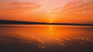 公园湖边的日出日落视频的预览图